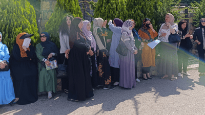 بەشێک لە دەرچووانی دانەمەزراو لەبەردەم پارێزگای هەڵەبجە گردبوونەوە