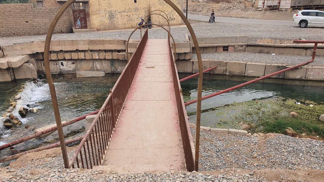 عين صوباشي في تلعفر صارت سياحية.. مظلات وكراسي وجسر مشاة (صور)