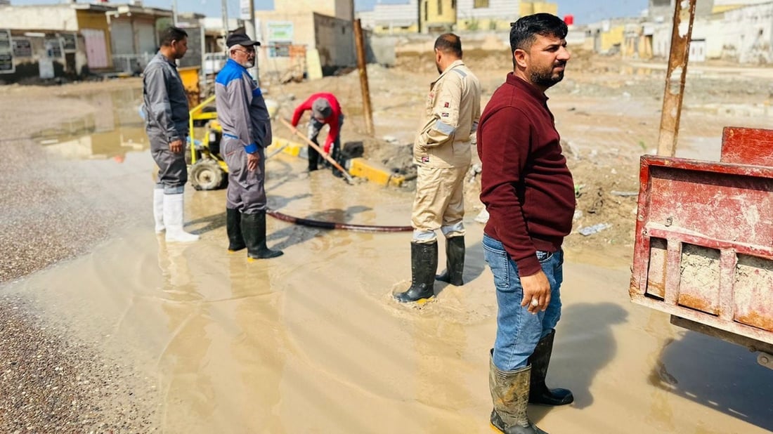 شاهد: الوضع مسيطر عليه شمال البصرة.. مير عثمان والجلال تواصل سحب مياه الأمطار