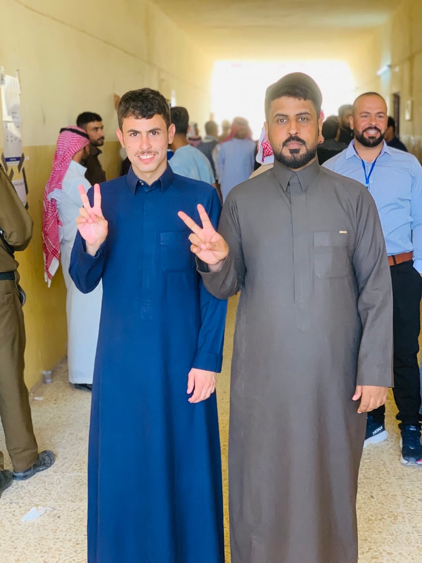أهالي ربيعة يلوحون بعلامة النصر.. إقبال جيد على مراكز الاقتراع (صور)