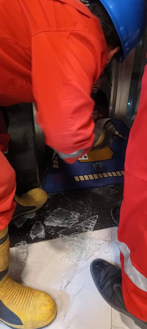 صور من عملية انقاذ شاب علق في مصعد مقهى “انتيكا” الموصلي