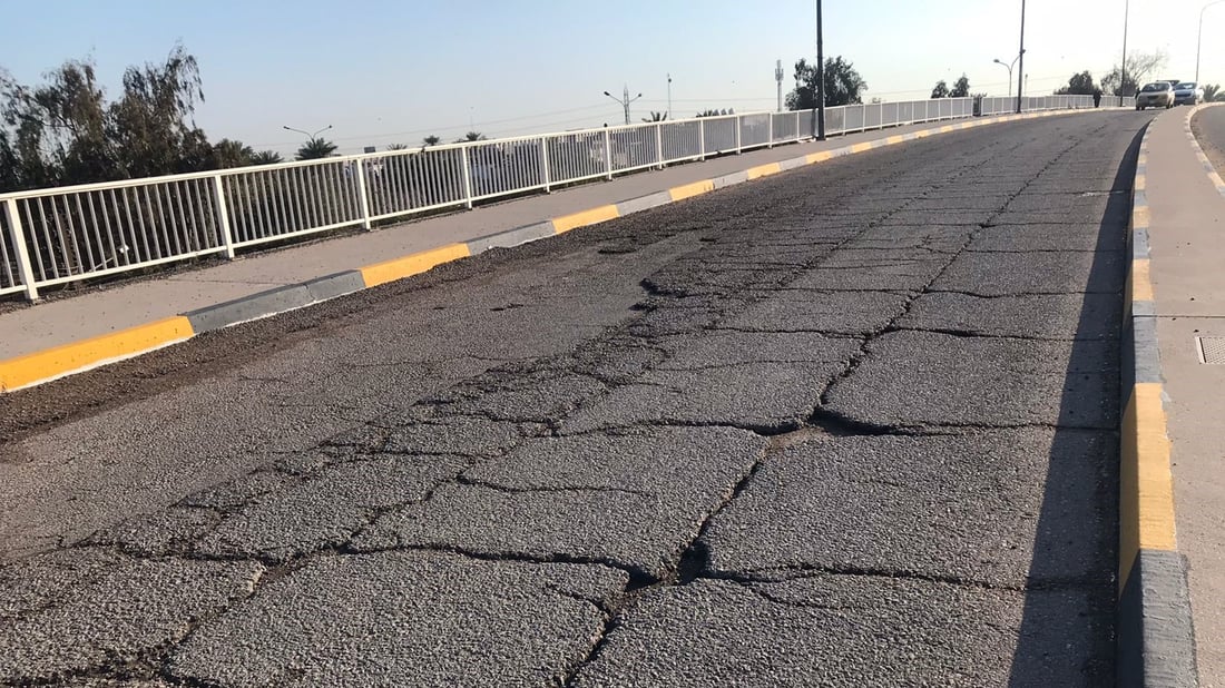 “الطسات” تملأ مجسر السفارات إلى العامرية.. بلا تأهيل منذ عقود ووعد من الأمانة (صور)