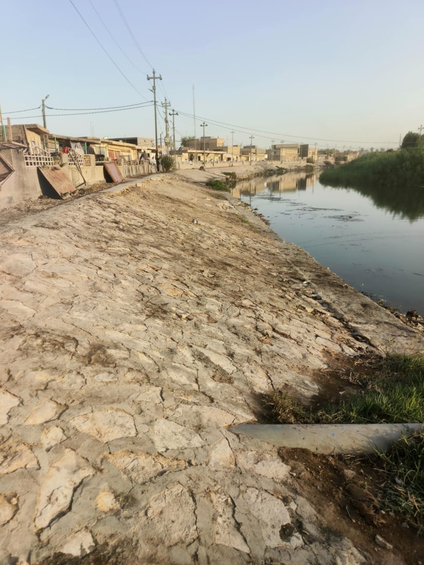 جندي نظف شط غماس وحده وعاد مصدوماً بالمشهد.. النفايات غطت المكان مجدداً (صور)