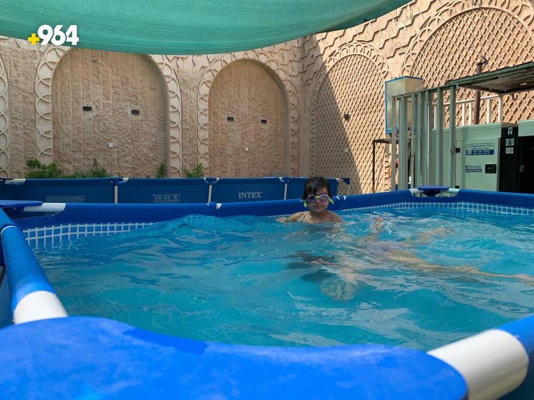 صور: أطفال الأعظمية لا يلعبون في الشوارع.. سباحة ودروس تقوية في “بيت المواهب”