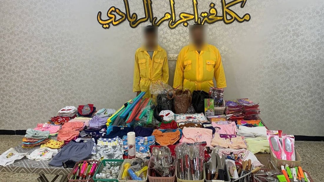 شرطة الأنبار تعتقل عصابة وتعرض مسروقاتهم من محال الرمادي