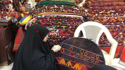 المثنى: 30 فتاة من “الخضر” تعلمن حياكة السجاد بمساعدة أميركية (صور)