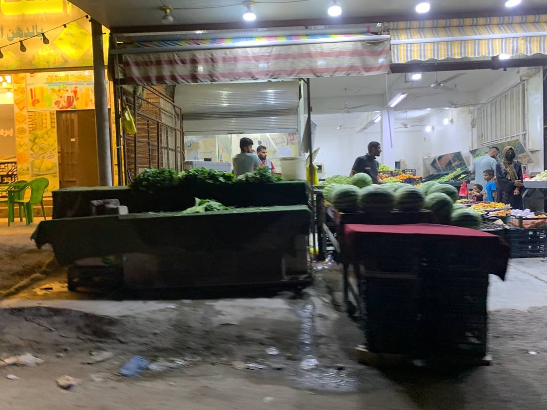 أبو غريب: شارع السكلات مظلم وأصحاب المحال ينتظرون الإنارة منذ 3 أشهر (صور)