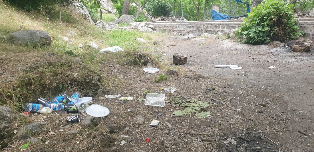 توێکڵە شووتی و بوتڵی ئاو لای کانیاوەکانی سەرگەت فرێدراون