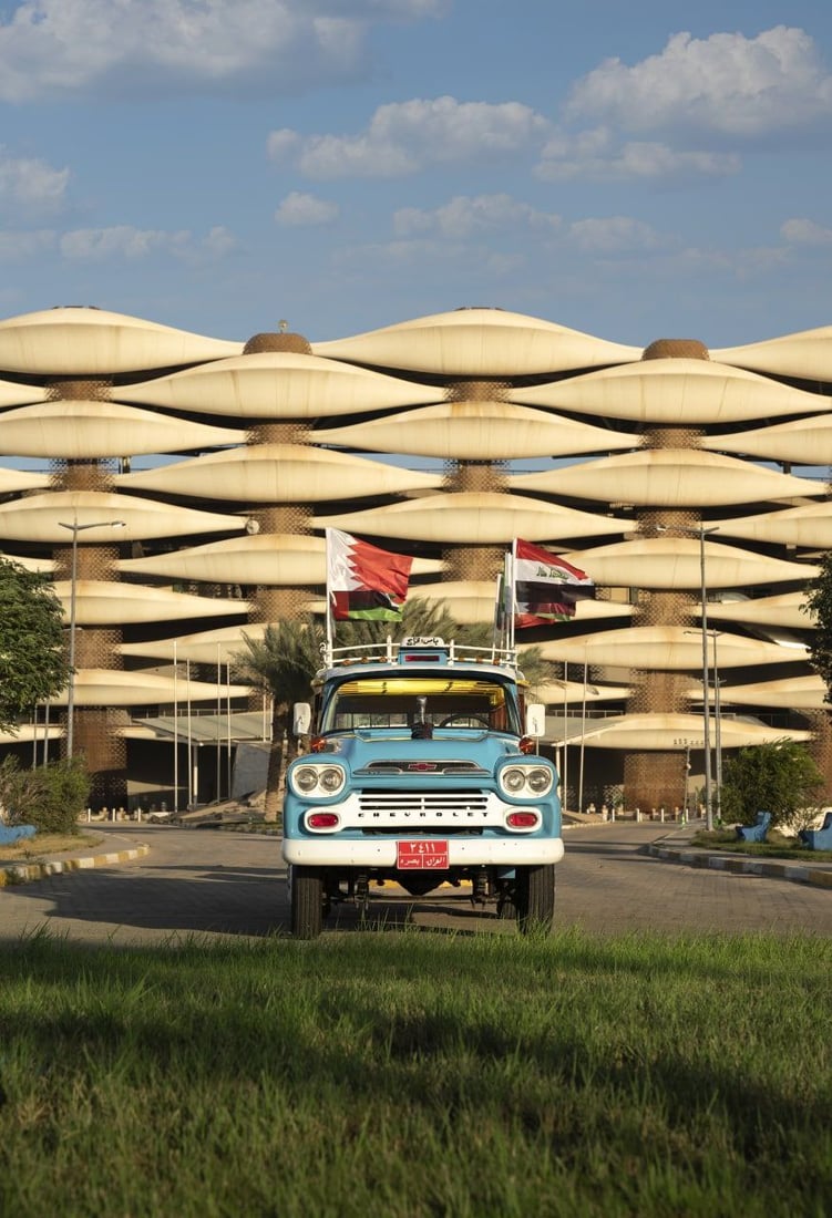 البصرة: باص تراثي من خشب السفن وأنامل الفلّاحات يجوب دول الخليج (صور)