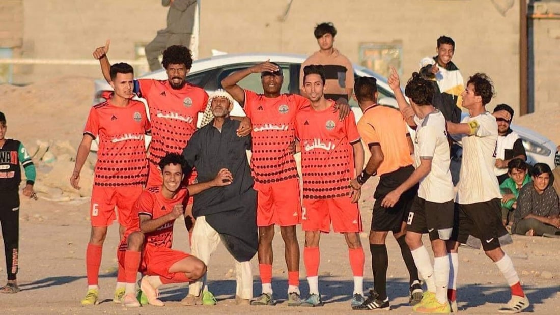كل ملاعب الزبير تعرف أبو عادل.. يبيع الداطلي للجمهور ويشجع الطلبة بلا توقف