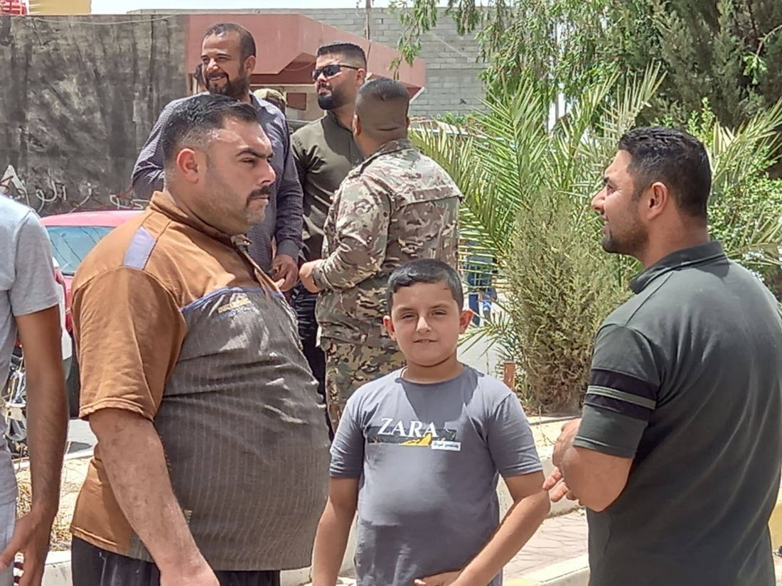 صور: أهالي زين العابدين يغلقون الطريق احتجاجاً على رمي النفايات قرب مقام الإمام