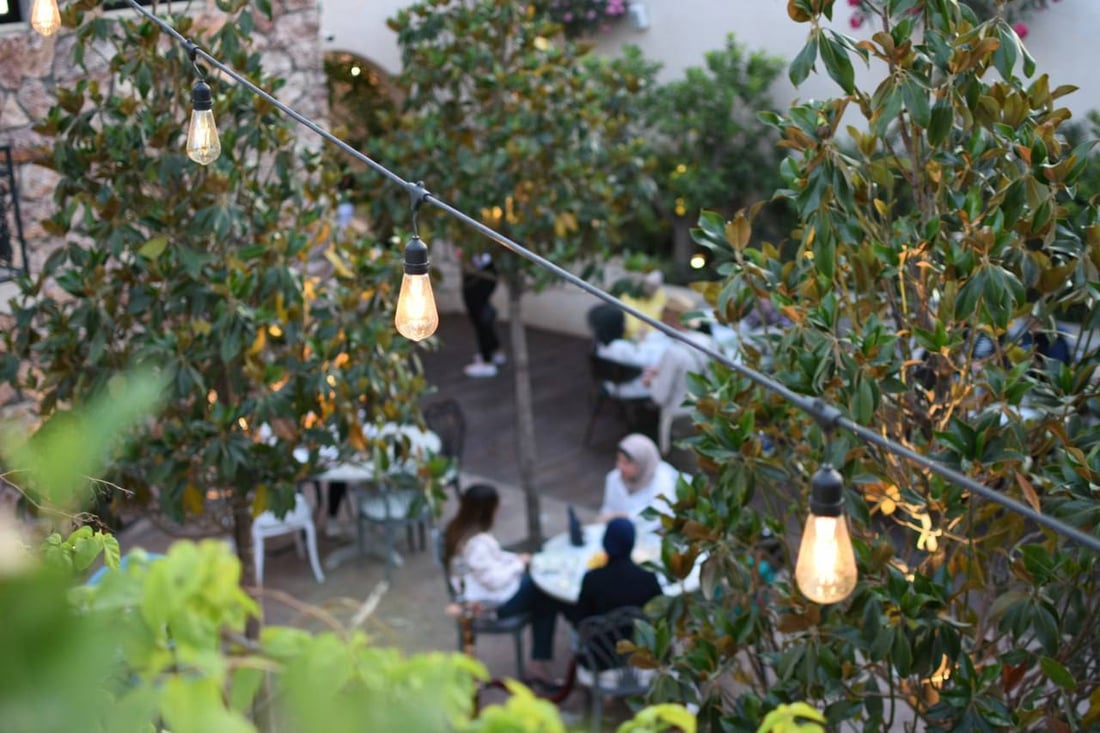 صور: “نوح”.. مطعم جديد بفكرة لبنانية على السطح “البغداديون سئموا الـ in door”