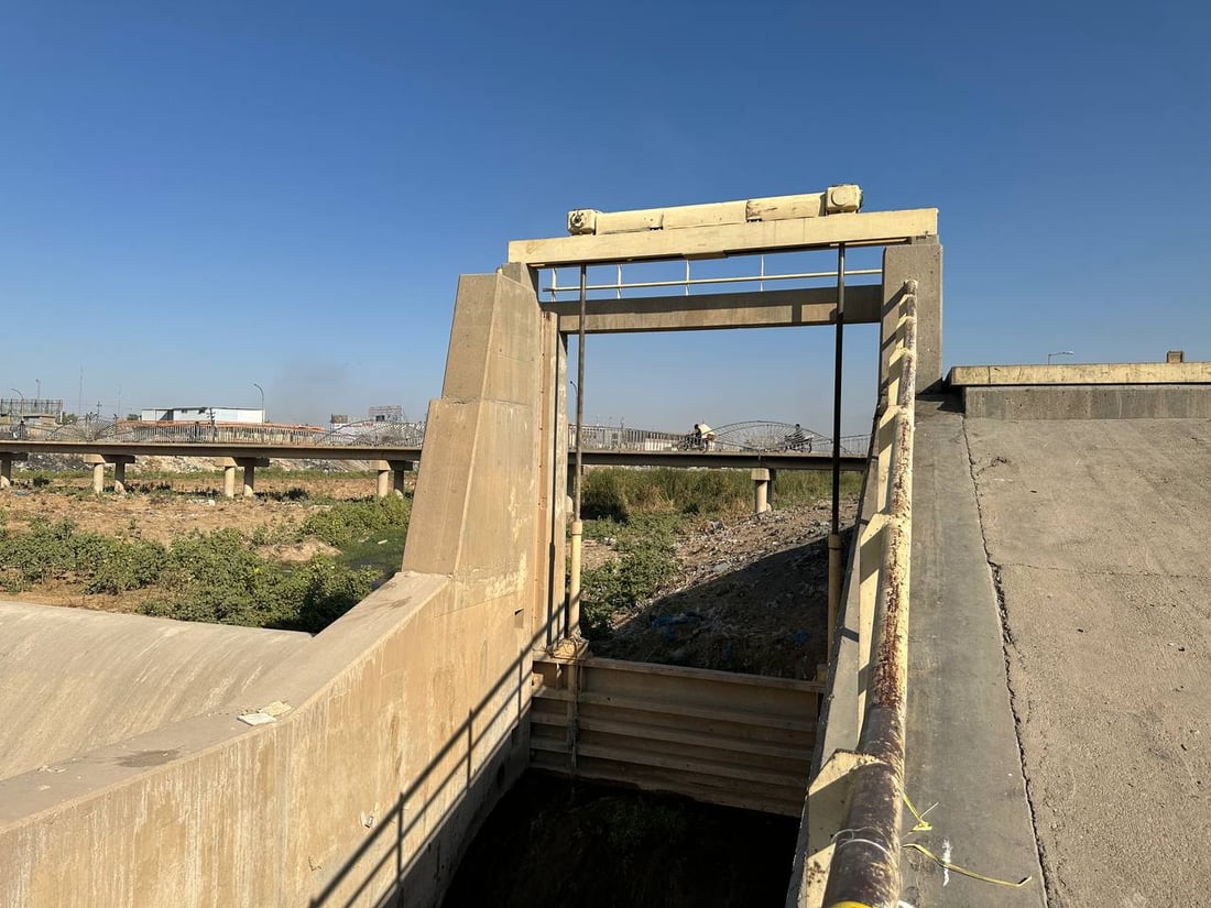 هناك خطة لكن الشرطة لن تتدخل.. نهر قلعة كركوك غص بالقمامة وصار “كراج” (صور)