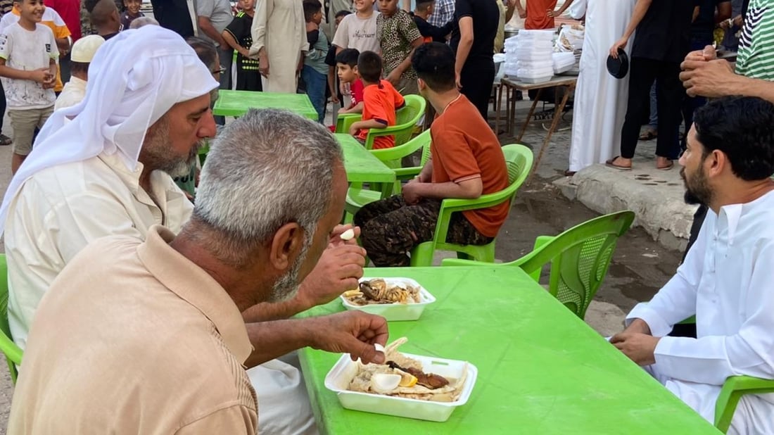 صور: طوابير أمام بيت أبو سجاد في الأبلة.. يوزع المسموطة على الناس من قِدر عملاق