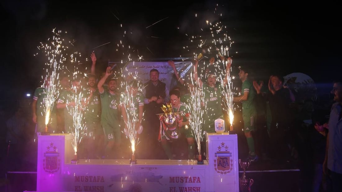 “شيل.. شيل يا طويل العمر”.. فريق الأصدقاء يرفع كأس بلد بعد نهائي مثير (صور)