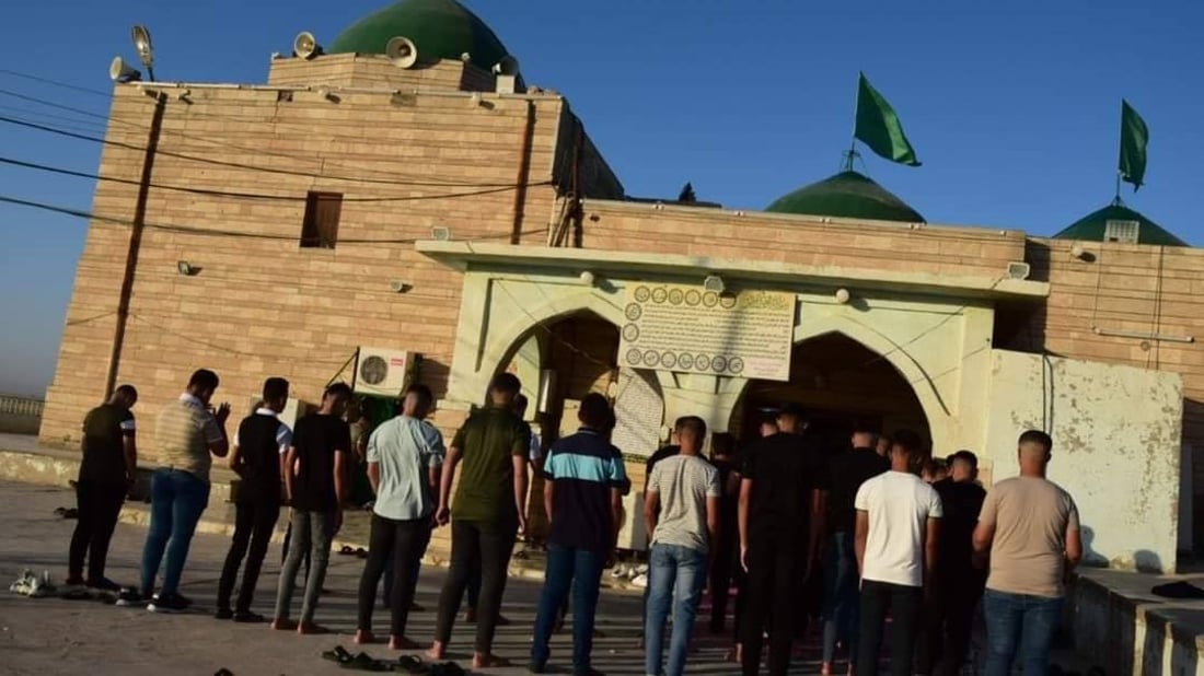 ملا عباس يحث المصلين على مساعدة الفقير وزيارة المريض.. صور من مقام زين العابدين