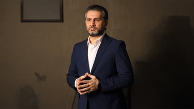 هيئة الإعلام تعاقب قناتين وتمنع محللاً سياسياً من الظهور لمدة 30 يوماً
