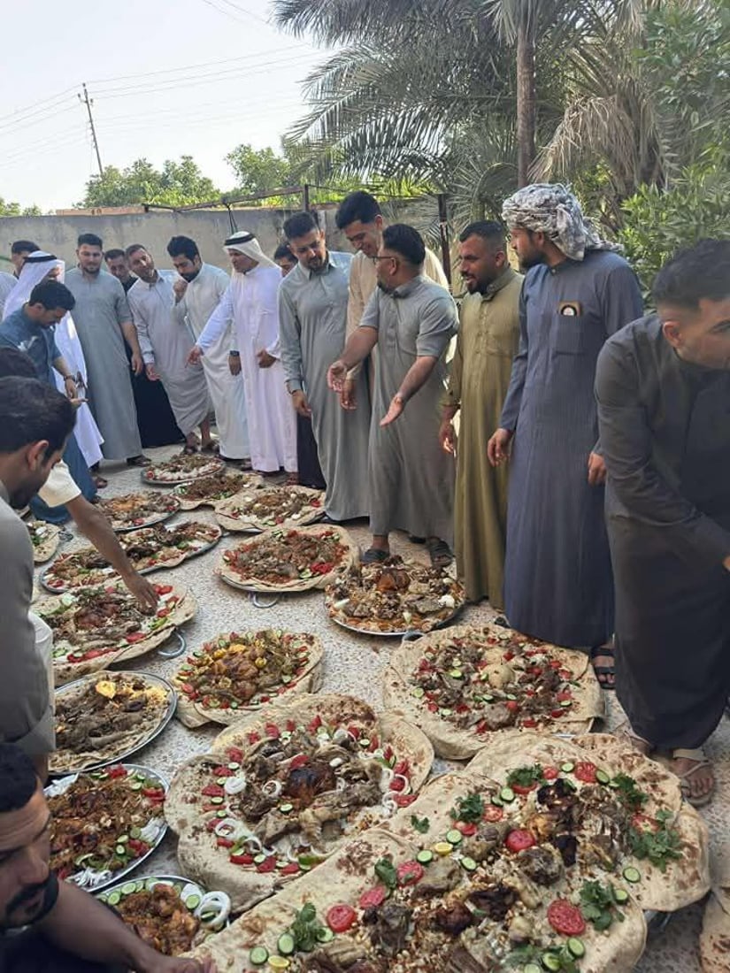 مناسف لحم على مد النظر.. صور من ريوك العيد في مضيف الجبور بالحويجة