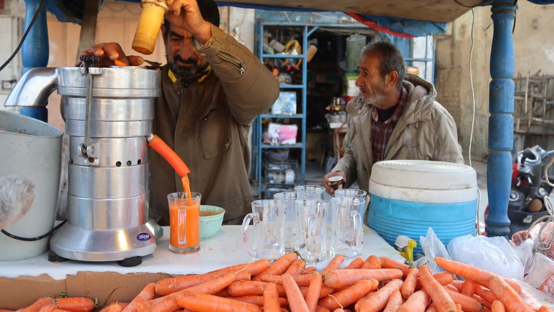 أبو حسين يعصر الجزر في الكاظمية ويشرح للزبائن فوائده: إنه يقوّي النظر