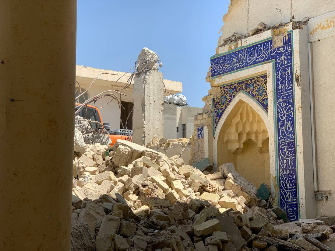 صور: شركة مقاولات تهدم جامع “الداخلية”.. متبرع تعهد بإعادة بنائه خلال 18 شهراً