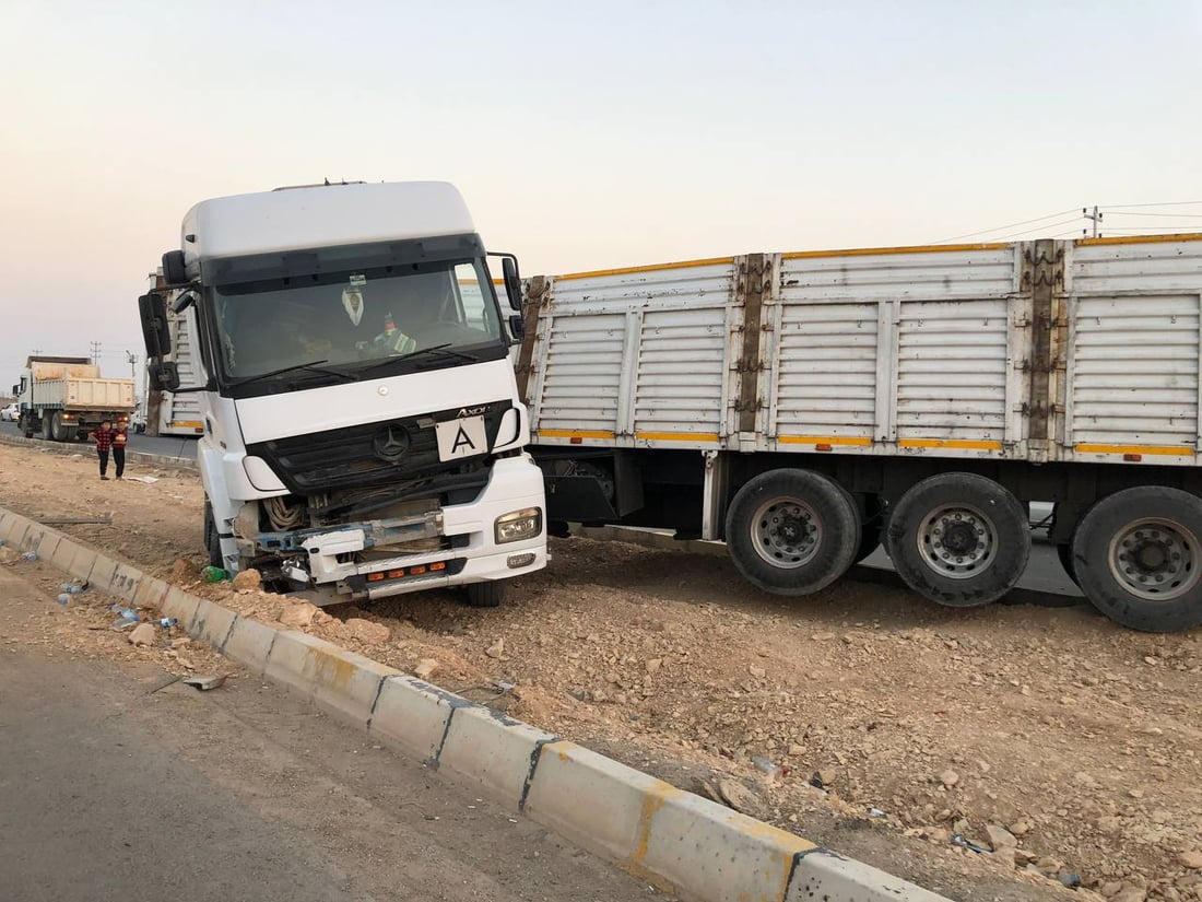 بالصور: اصطدام شاحنة بسيارة “بيك آب” وانقلابها في سنجار
