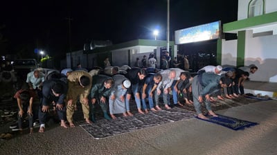 دەرگای مزگەوتیان لێ داخرا و بەناچاری لەسەر شەقام نوێژیان کرد