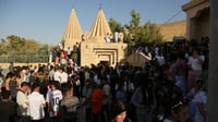 صور: تبديل قماش قبة مزار شرف الدين.. حشود الإيزيديين في ...