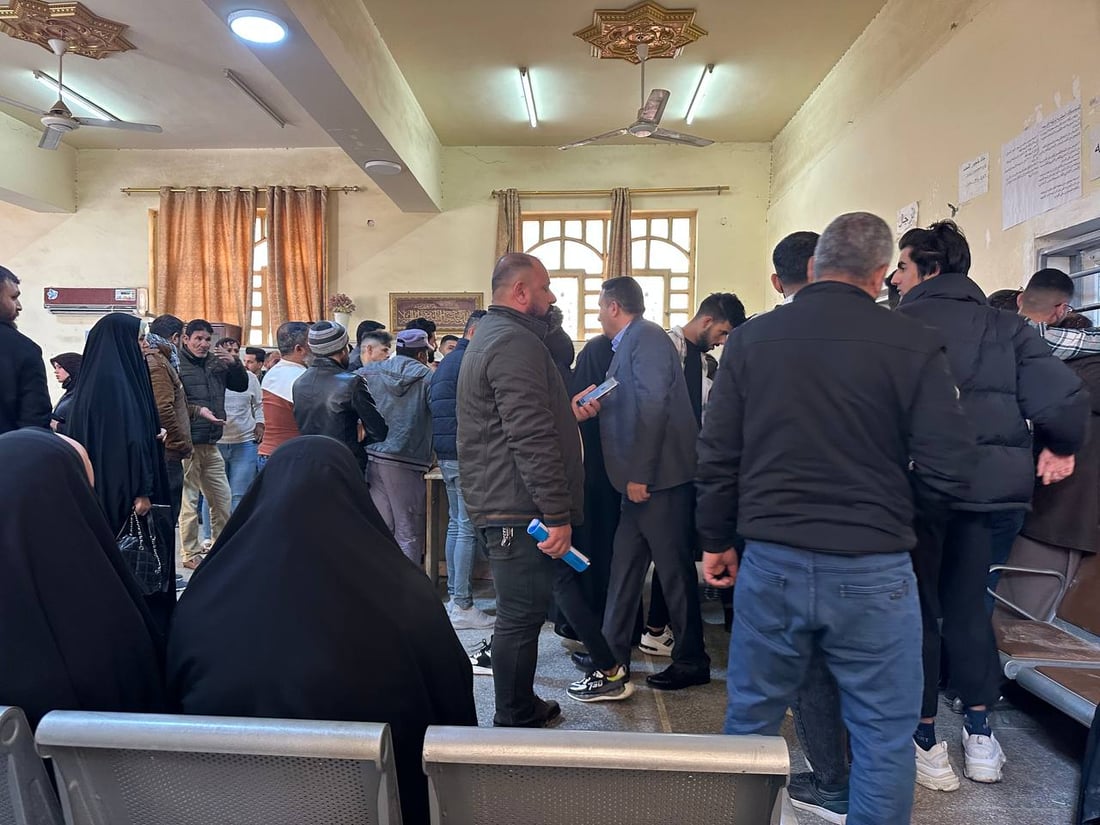معاملات تضيع ولا مكان للنساء.. خريجو الديوانية يتزاحمون على تصديق الشهادات (صور)