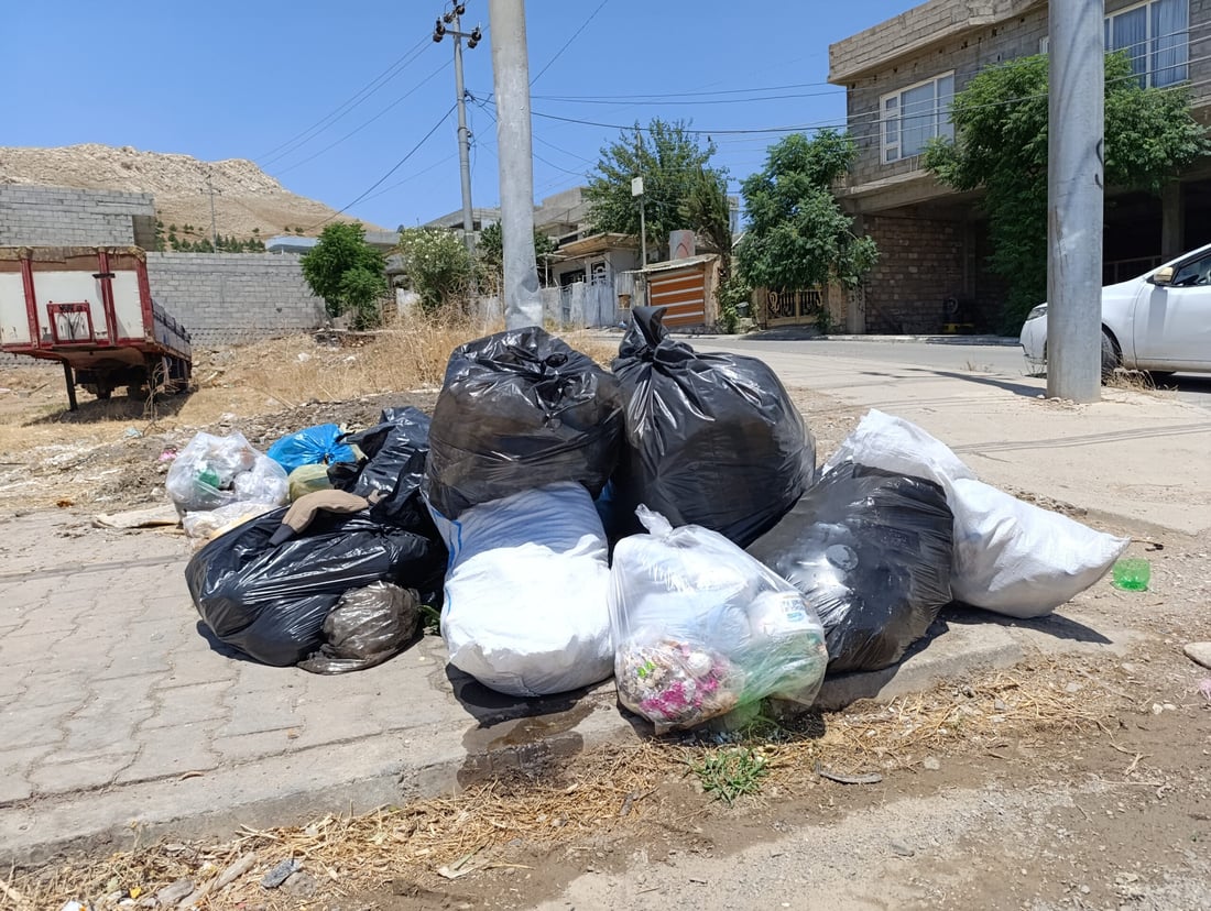 خۆڵ و خاشاکێکی زۆر لەکۆڵان و بەردەم ماڵەکانی سەیدسادق کۆبووەتەوە