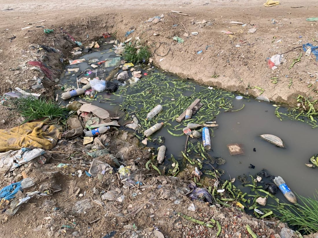 أبو غريب: مخلفات المجاري تحاصر أطفال “السكلات”.. والحلّ في “بوري 8 إنج” (صور)