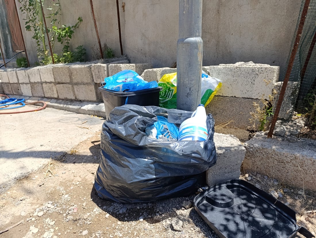 خۆڵ و خاشاکێکی زۆر لەکۆڵان و بەردەم ماڵەکانی سەیدسادق کۆبووەتەوە