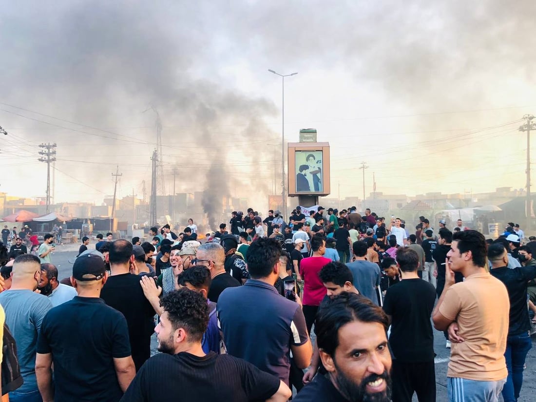 صور: غلق شوارع الديوانية بالإطارات المحترقة احتجاجاً على تردي الكهرباء