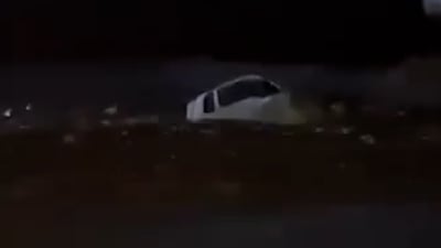 سيارة غاز تغرق في شوارع خانقين.. السائق كسر الزجاج وخرج آخر لحظة