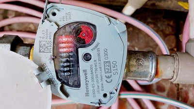 له‌ پردێ پێوه‌رێك بۆ ئاوى ماڵان به‌ستراوه‌ هه‌واش ده‌خوێنێته‌وه‌