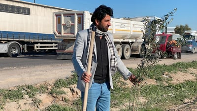 هاوڵاتییه‌ك به‌شێوازێكی جياواز ناڕه‌زایی له‌به‌رامبه‌ر خراپی رێگاى هەولێر – خەبات دەربڕی