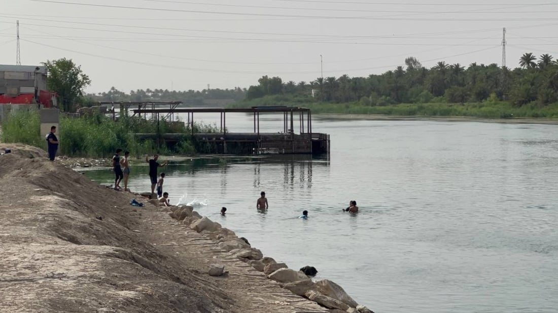 صور من ضفاف شط الكوفة: الشباب يحيّرون الشرطة.. يسبحون رغم 5 حالات غرق حتى الآن!