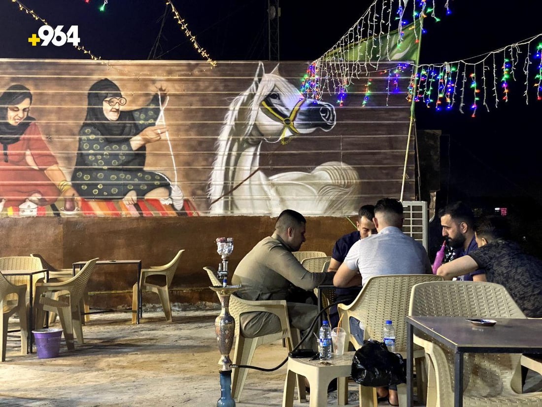 صور: مطعم في بعقوبة يلمس ذكريات العراقيين بـ “صينية بيت” وعلى السطح!
