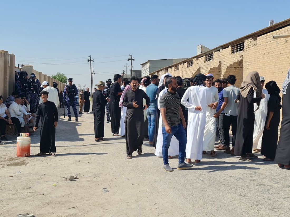 أهالي السوير نصبوا الخيم أمام مبنى الكهرباء.. اعتصام مفتوح حتى إقالة المدير (صور)