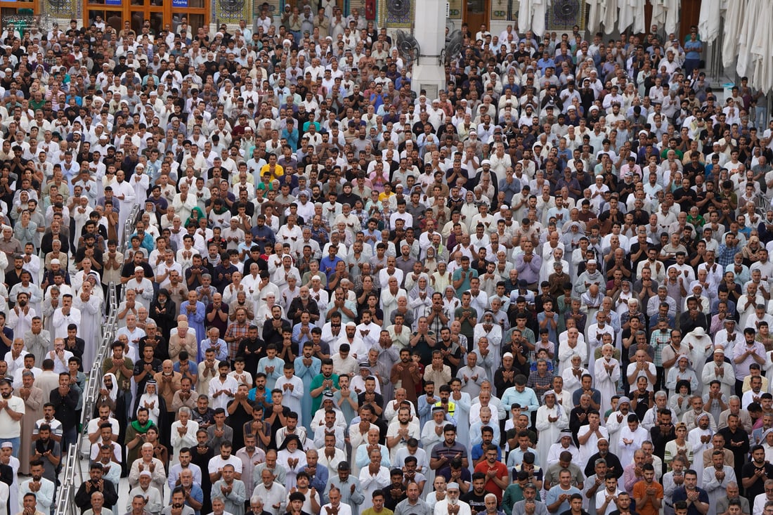 صور من داخل الصحن العلوي بالنجف.. الجموع قدمت لتأدية صلاة العيد