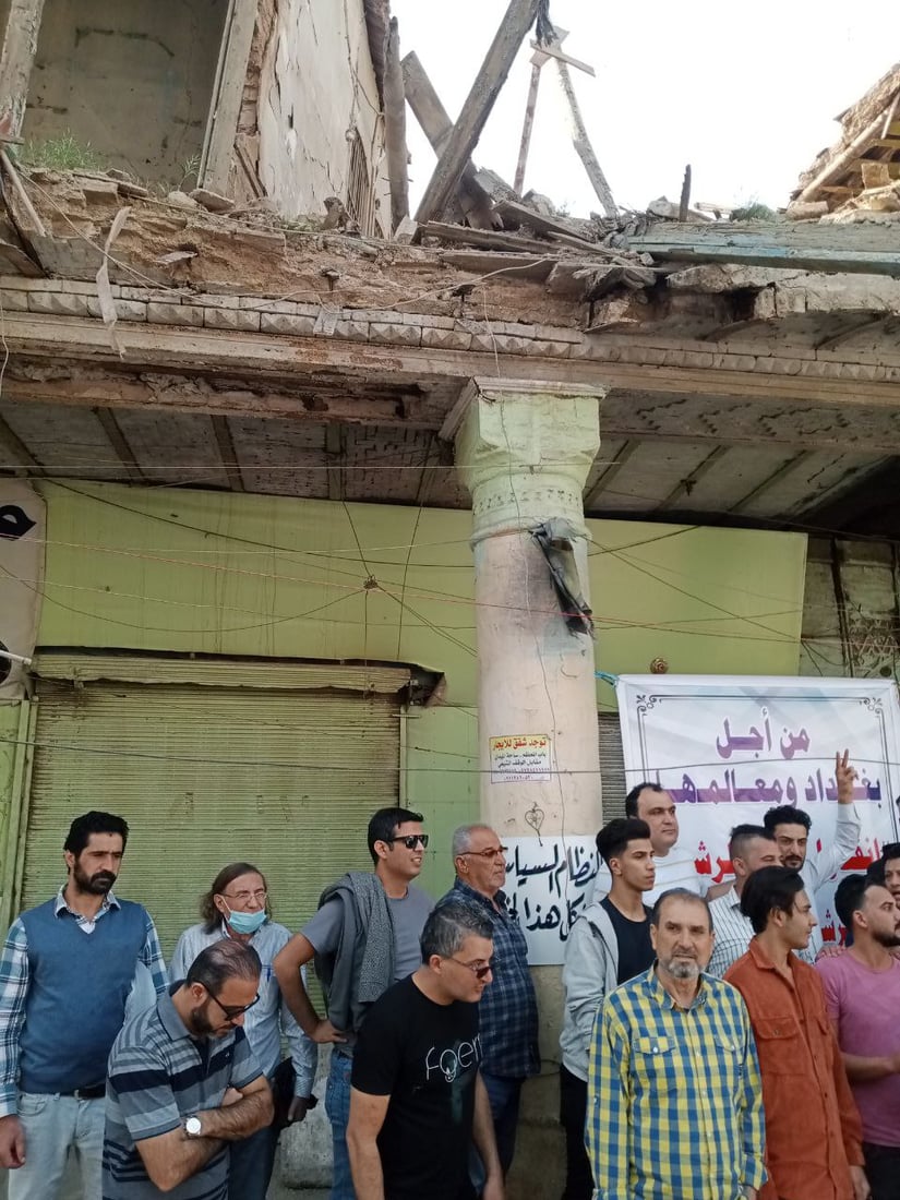 بغداد: تظاهرة فوق ركام مسرح “الهلال” التراثي.. “شارع الرشيد سيختفي”