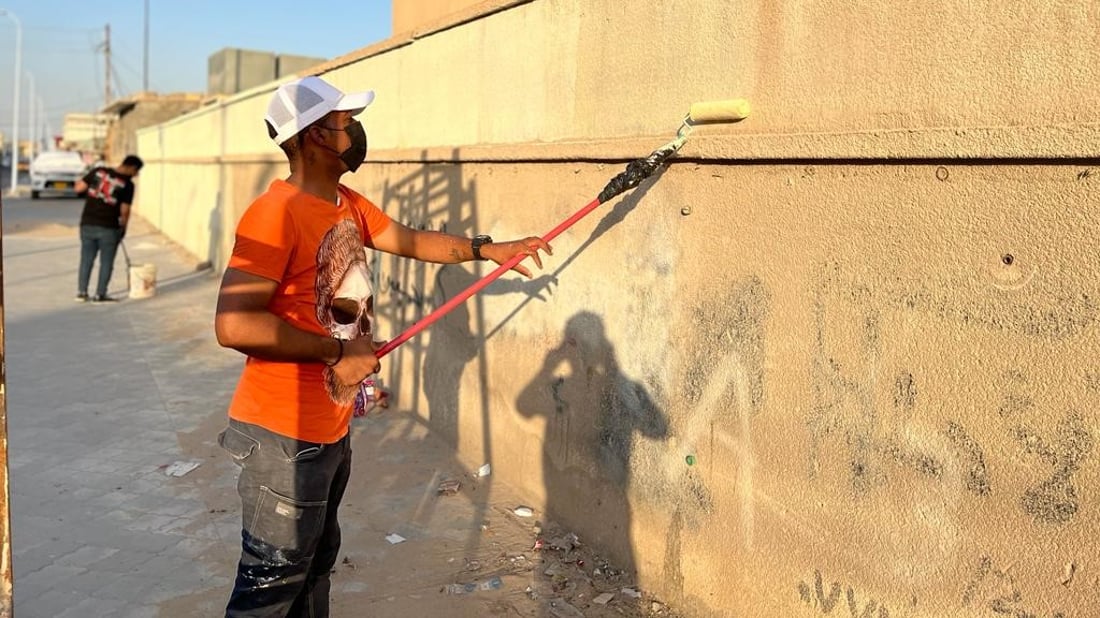 متطوعون عملوا بلا كلل واختاروا ألواناً جذابة.. مدارس الزبير أجمل الآن (صور)