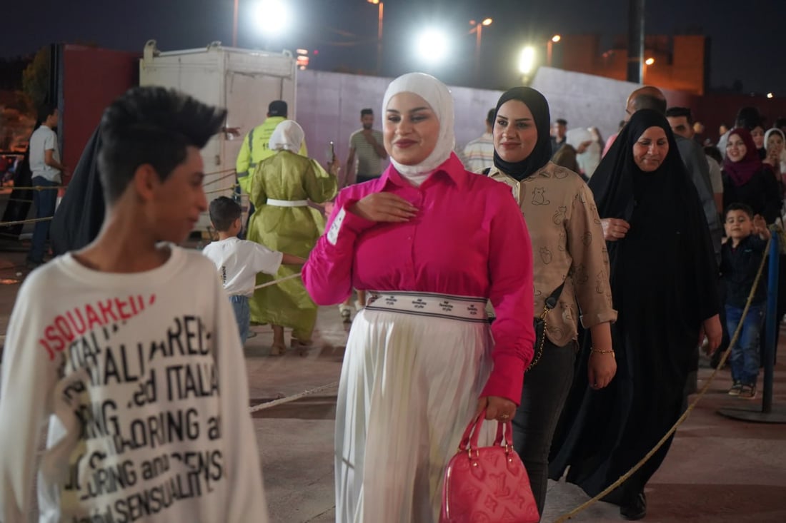 طوابير البصريين تصطف أمام “لوغاس هوب”.. معرض الكتاب يرسو في شط العرب (فيديو)