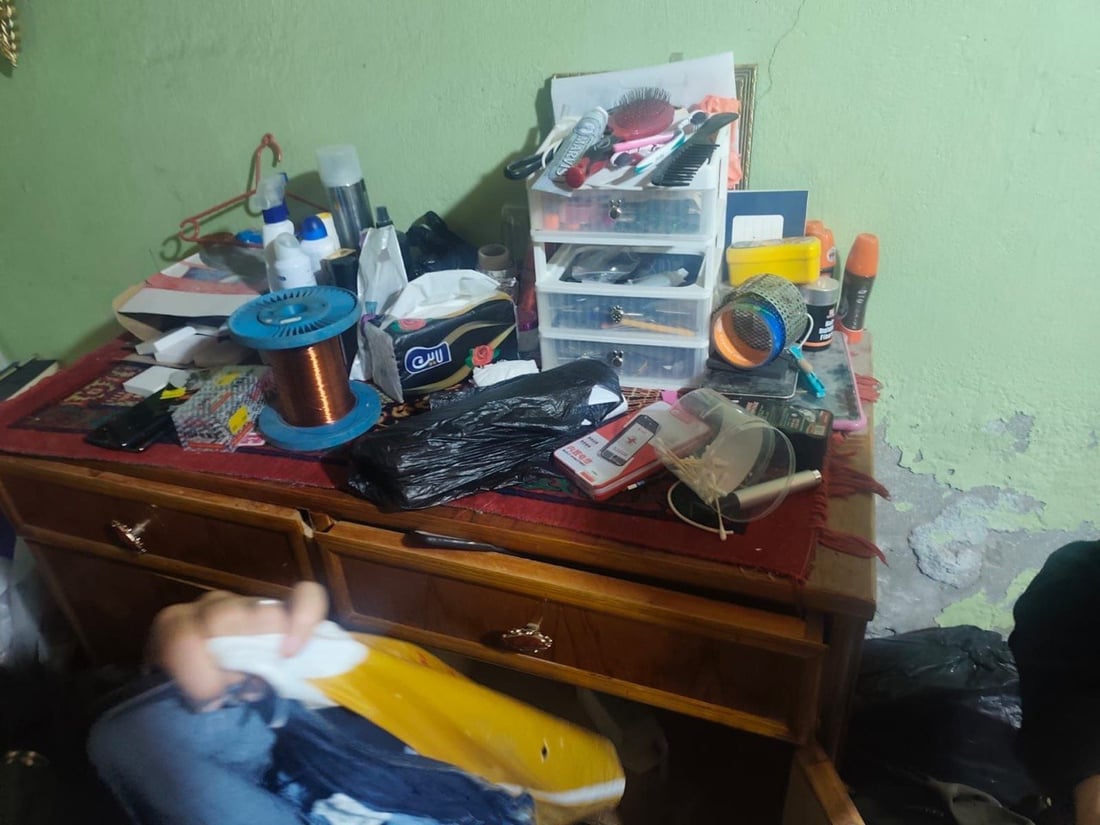 صور: الإطاحة بمتهمين يديران ورشة خاصة لتوفير مستلزمات الغش لطلبة السادس