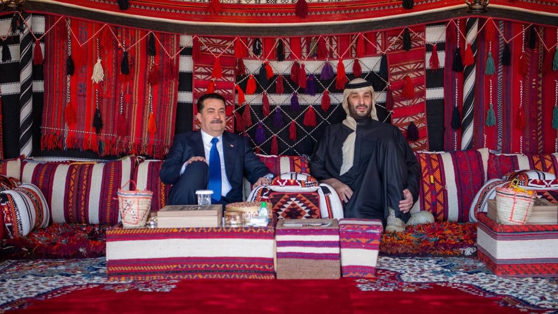 صور: محمد بن سلمان يستقبل السوداني في خيمة بمدينة العلا