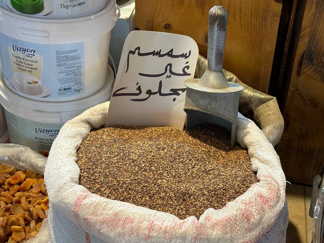 الزهدي أيضاً وأيضاً.. البرد يشجع ليالي حديثة على طبق المدگوگة بالسمسم (صور)