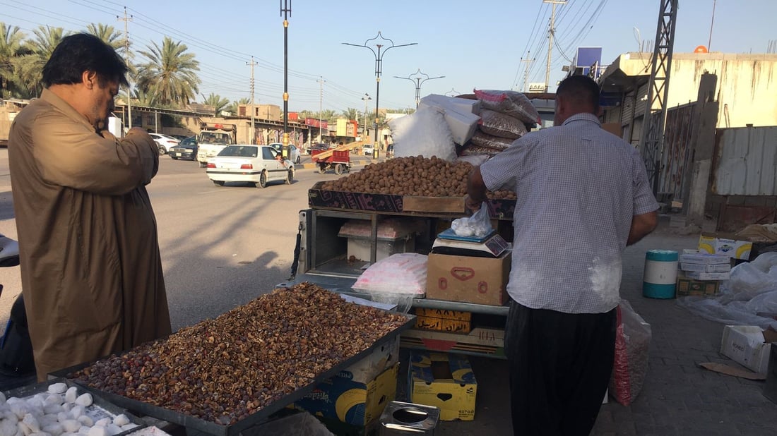 بائع متجول من السليمانية يصل الى أبو الخصيب.. ويقطع 1000 كم لبيع الكرزات (صور)