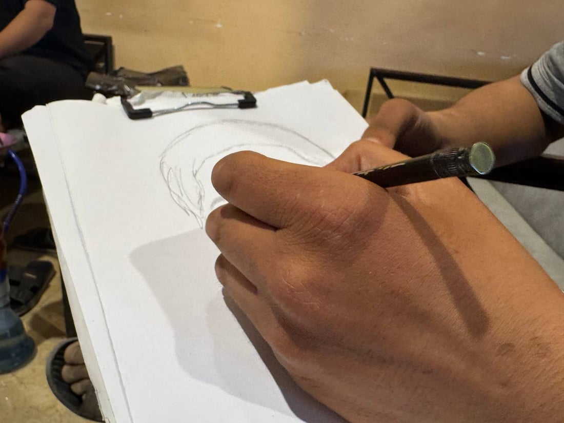بصراوي يجوب المقاهي بحثاً عن وجوه يرسمها.. حسين يحب فائق حسن ويحلم برابعة العدوية