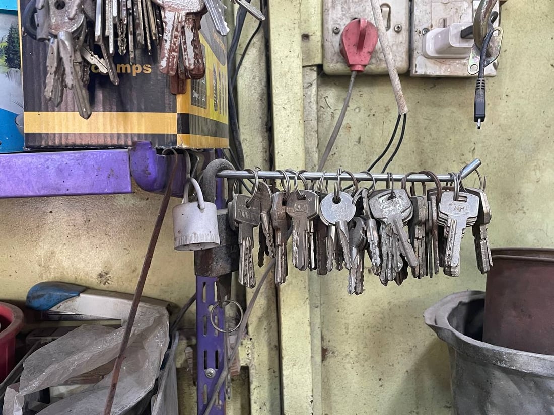 آخر مُصلحي الأقفال في مدينة الصدر: نجمع أكثر من مهنة لنواجه “الصيني”