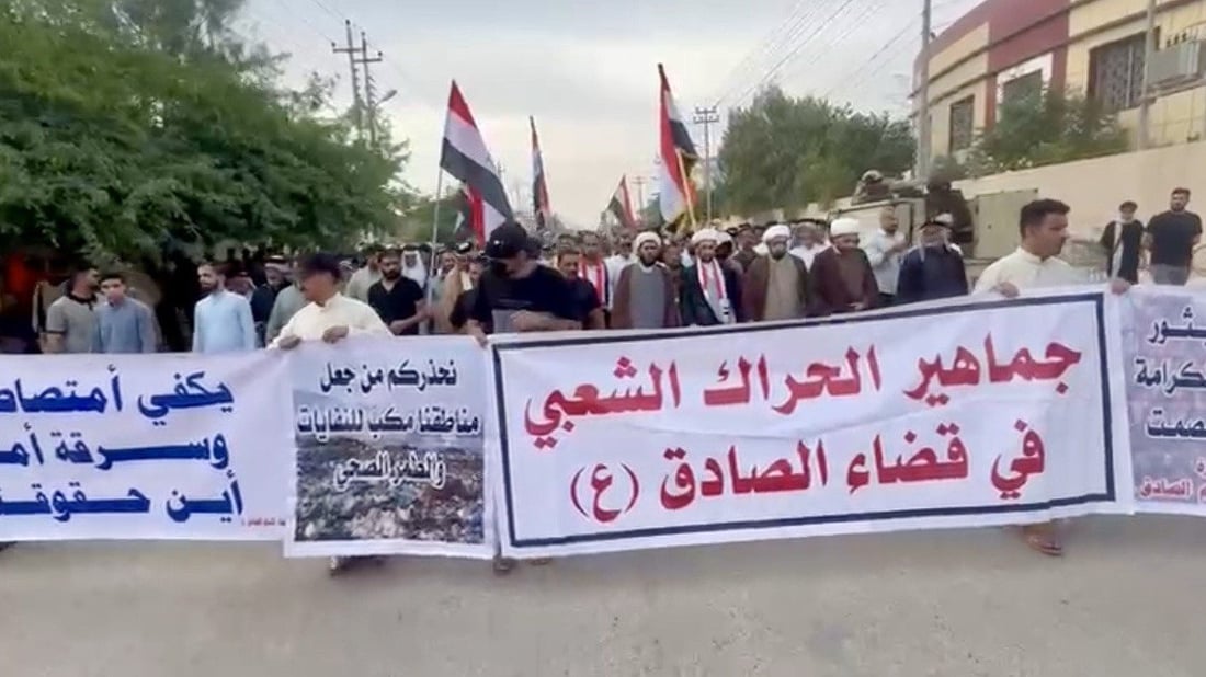 صور: معممون ووجهاء يتقدمون تظاهرة شمال البصرة وإغلاق مدخل حقل غرب القرنة