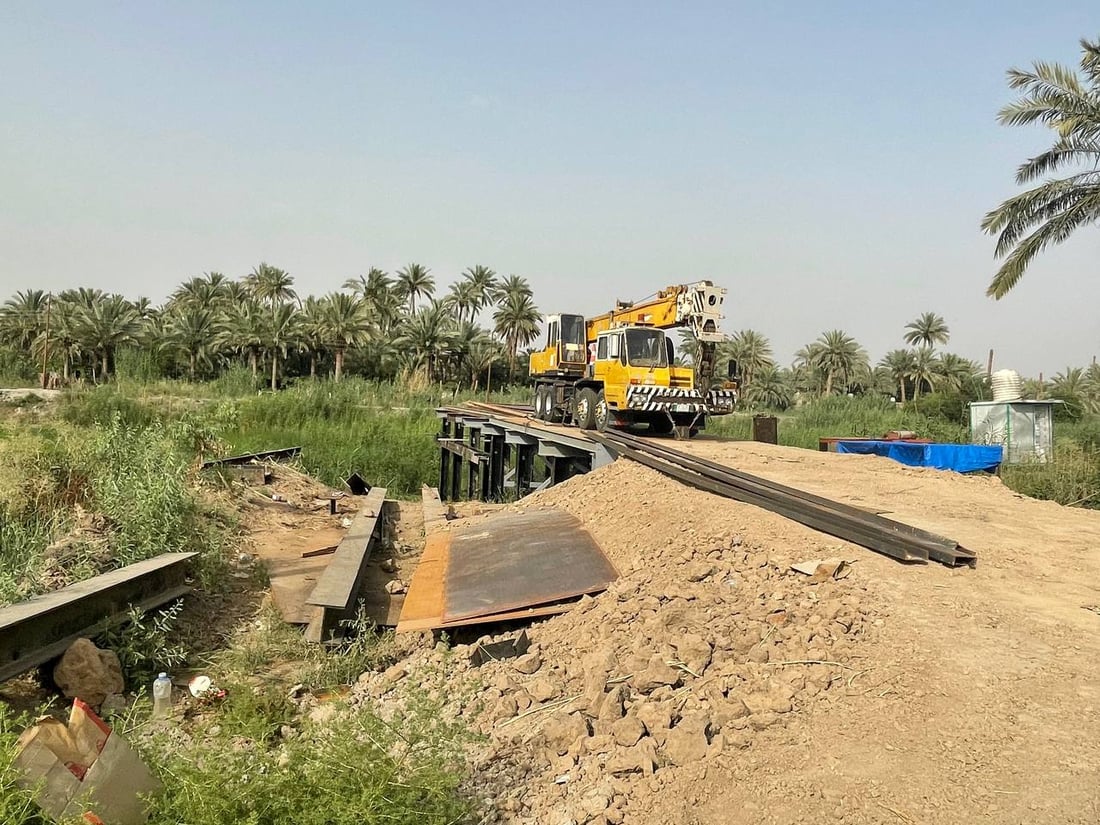 صور من مشروع جسر “البخاترة” في المشخاب.. الطريق إلى “الغربات” أسهل